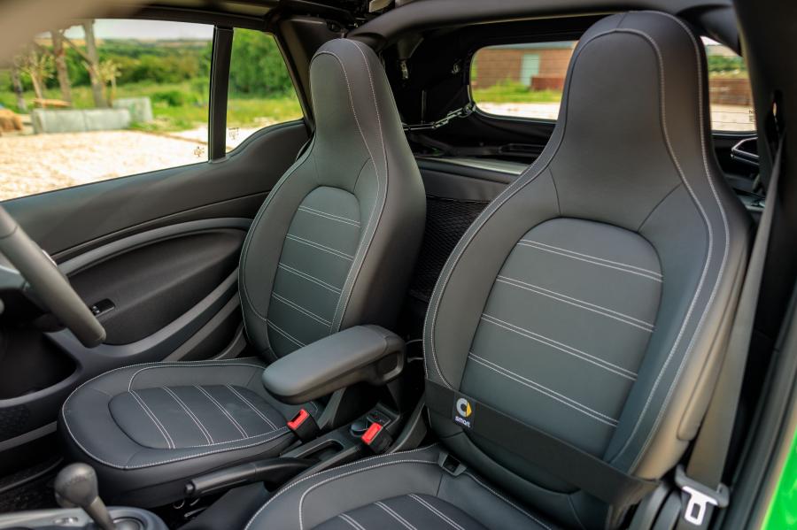 Интерьер Smart ForTwo Prime Electric Drive Cabrio (A453) 2017 года  (UK) (фото 15 из 35)